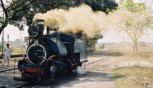 Satteltank-Dampflokomotive vor dem Depot in New Jaipalguri